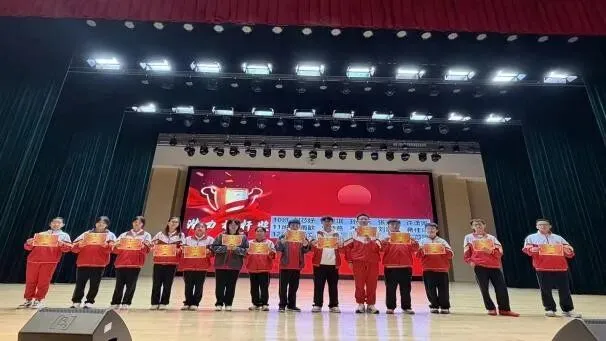 初二年级举行“聚力启新程,笃行向初二”阶段性表彰大会-第23张图片-四季读书网