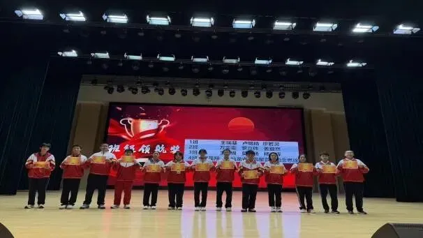初二年级举行“聚力启新程,笃行向初二”阶段性表彰大会-第24张图片-四季读书网