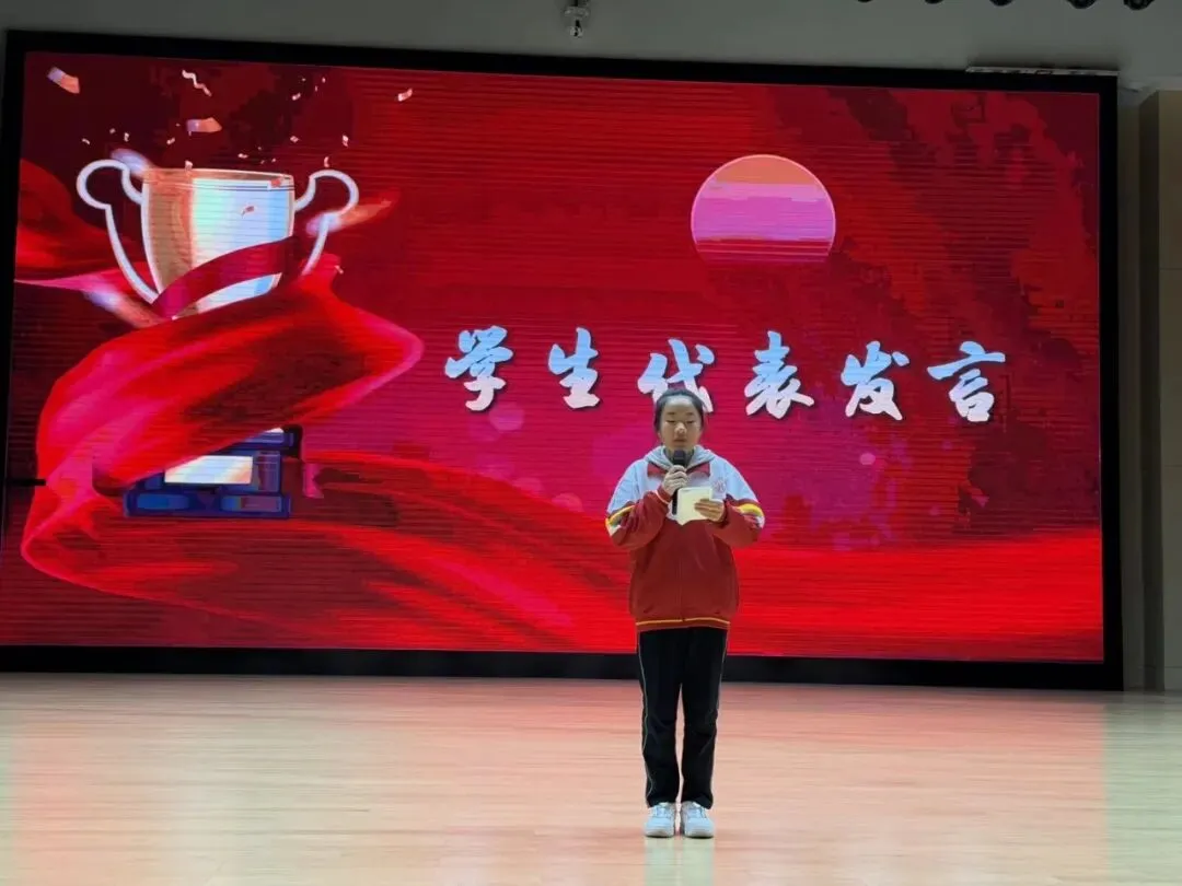 初二年级举行“聚力启新程,笃行向初二”阶段性表彰大会-第26张图片-四季读书网