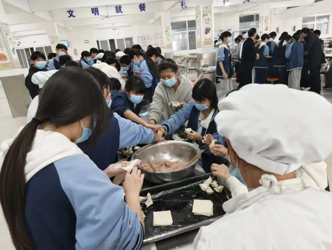 馄饨承暖意 实践润芳华——初三年级开展包馄饨劳动实践活动-第3张图片-四季读书网 馄饨承暖意 实践润芳华——初三年级开展包馄饨劳动实践活动-第3张图片-四季读书网
