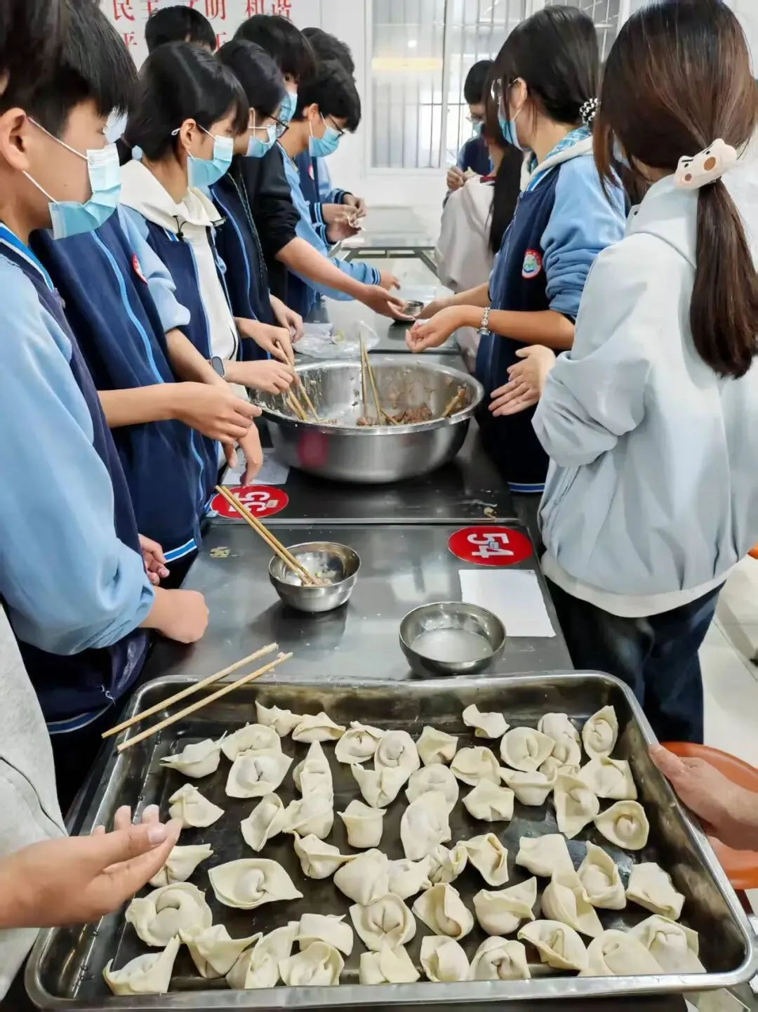 馄饨承暖意 实践润芳华——初三年级开展包馄饨劳动实践活动-第4张图片-四季读书网 馄饨承暖意 实践润芳华——初三年级开展包馄饨劳动实践活动-第4张图片-四季读书网