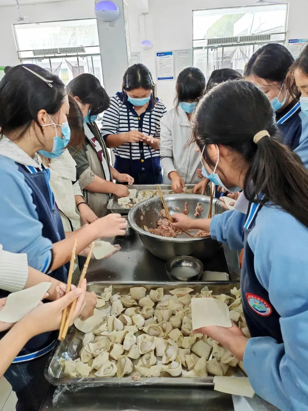 馄饨承暖意 实践润芳华——初三年级开展包馄饨劳动实践活动-第5张图片-四季读书网 馄饨承暖意 实践润芳华——初三年级开展包馄饨劳动实践活动-第5张图片-四季读书网