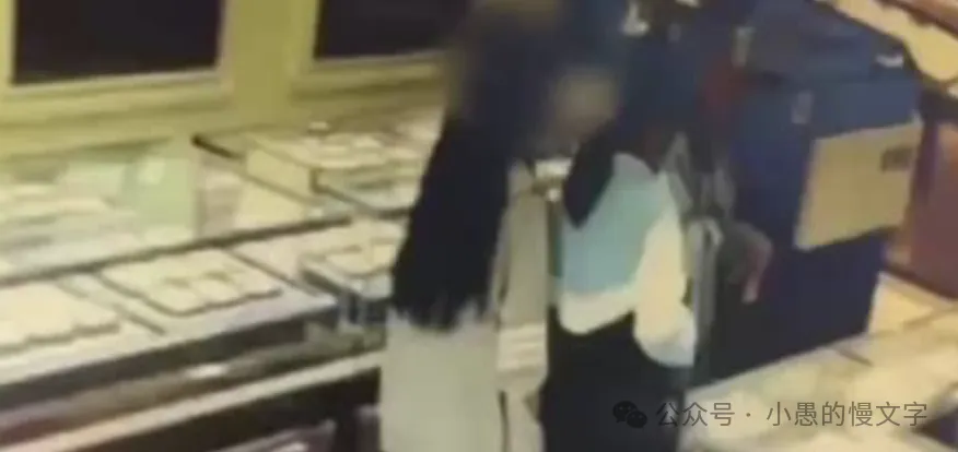 初二女生独自走进老凤祥卖掉妈妈金项链,店员熔完才发现麻烦大了-第1张图片-四季读书网