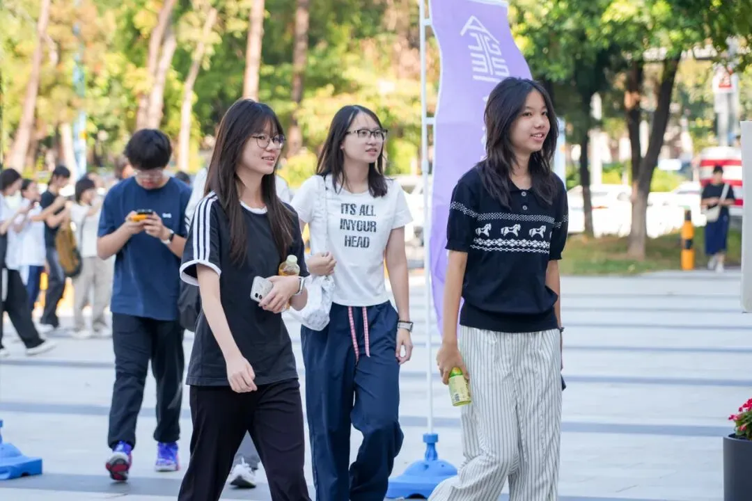 今天,这所高中被初三家长挤爆了!-第5张图片-四季读书网 今天,这所高中被初三家长挤爆了!-第5张图片-四季读书网