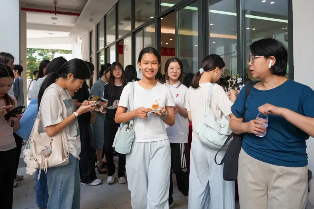 今天,这所高中被初三家长挤爆了!-第9张图片-四季读书网 今天,这所高中被初三家长挤爆了!-第9张图片-四季读书网