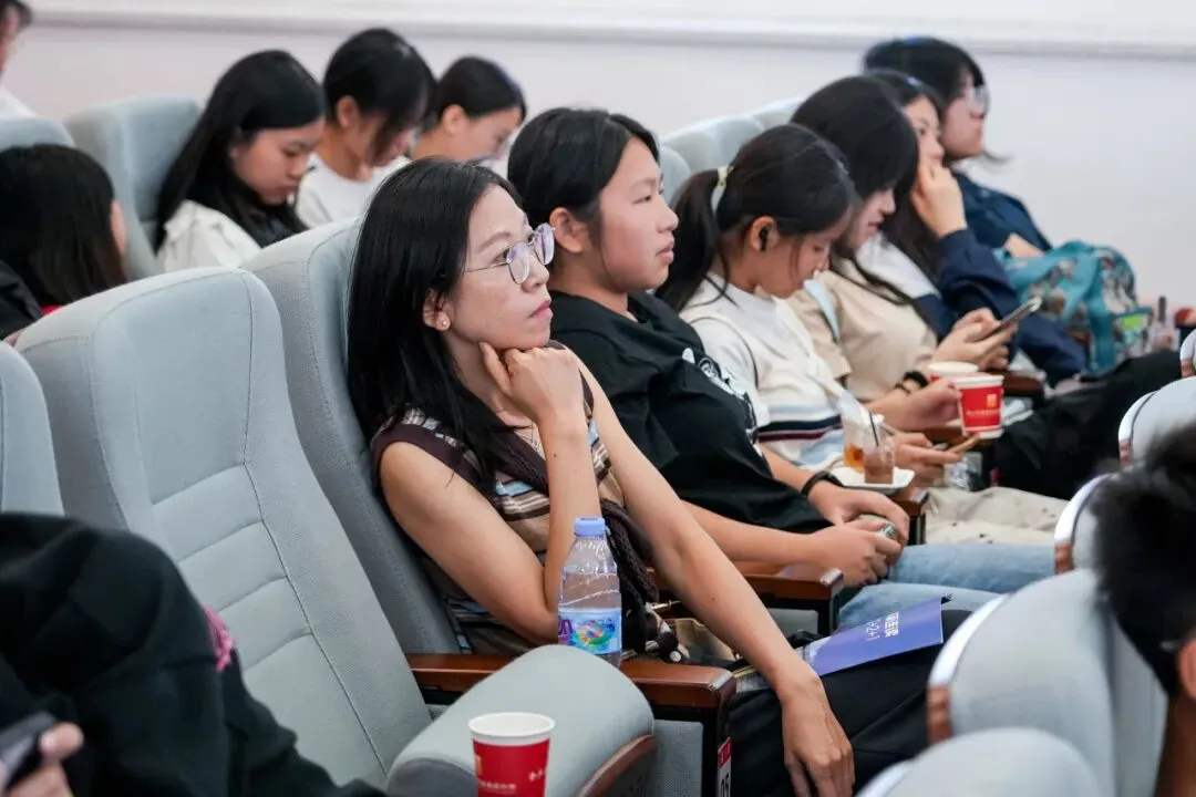 今天,这所高中被初三家长挤爆了!-第15张图片-四季读书网 今天,这所高中被初三家长挤爆了!-第15张图片-四季读书网