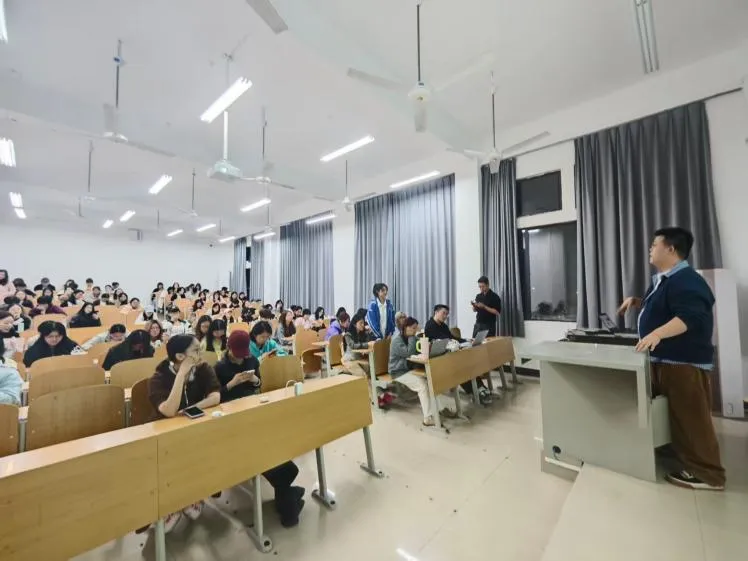 真题真做进课堂!校企携手解锁演艺经纪一线实战赛道-第5张图片-四季读书网 真题真做进课堂!校企携手解锁演艺经纪一线实战赛道-第5张图片-四季读书网