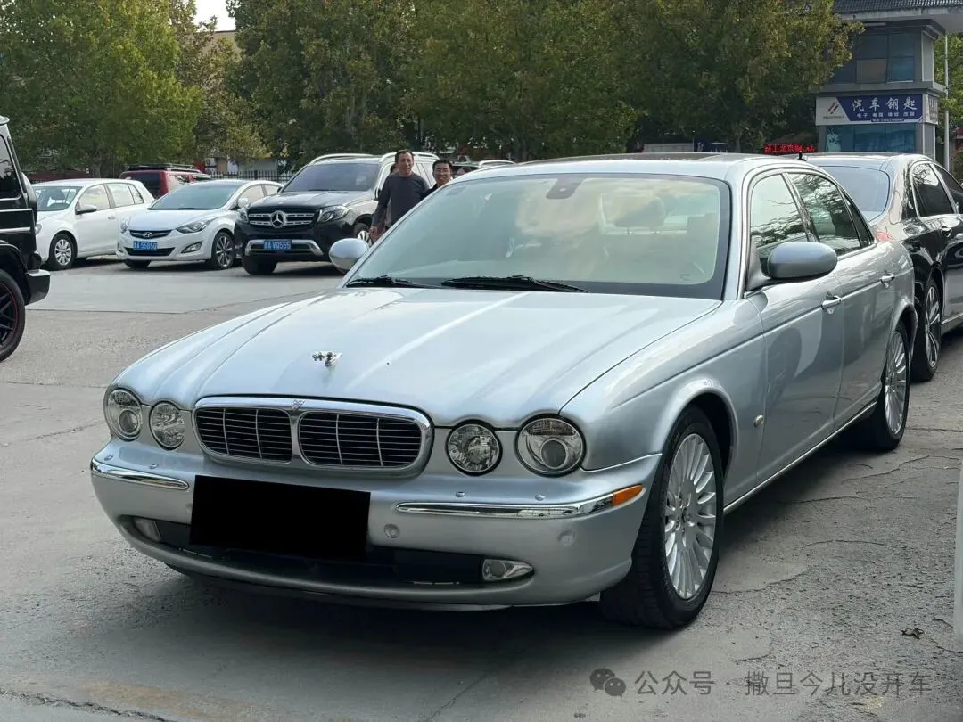 当德系对手把豪华写成冷冰冰的参数试卷时:AJV6六缸捷豹XJ6却把244匹酿成泰晤士河畔深夜未散的雪茄余温与铝制长躯里苏醒的豹影低笑……-第1张图片-四季读书网