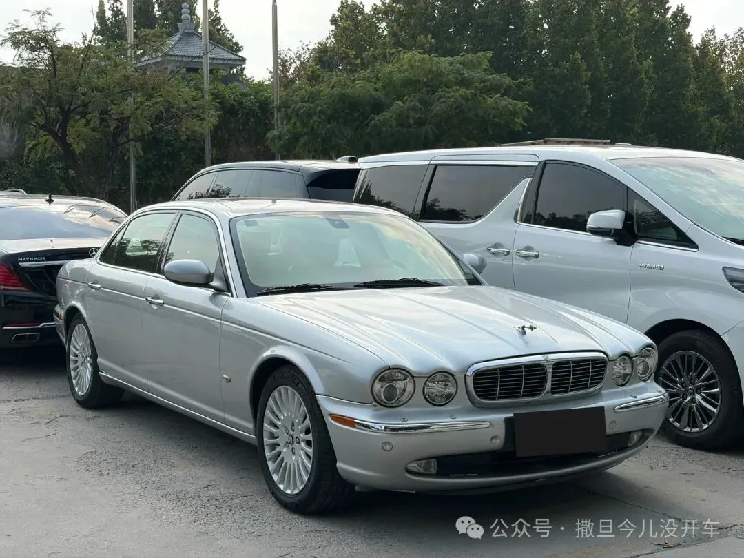 当德系对手把豪华写成冷冰冰的参数试卷时:AJV6六缸捷豹XJ6却把244匹酿成泰晤士河畔深夜未散的雪茄余温与铝制长躯里苏醒的豹影低笑……-第2张图片-四季读书网