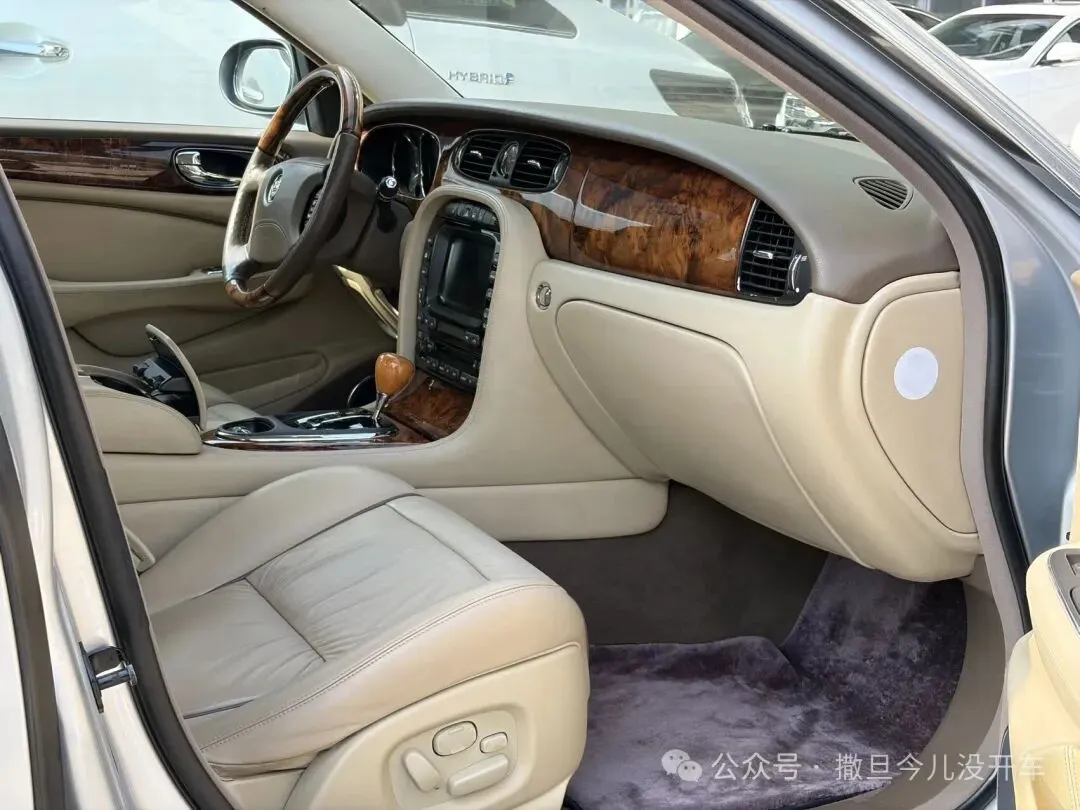 当德系对手把豪华写成冷冰冰的参数试卷时:AJV6六缸捷豹XJ6却把244匹酿成泰晤士河畔深夜未散的雪茄余温与铝制长躯里苏醒的豹影低笑……-第3张图片-四季读书网