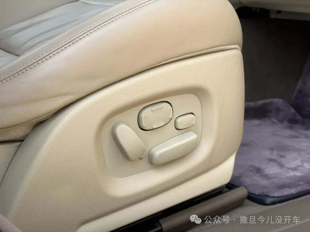当德系对手把豪华写成冷冰冰的参数试卷时:AJV6六缸捷豹XJ6却把244匹酿成泰晤士河畔深夜未散的雪茄余温与铝制长躯里苏醒的豹影低笑……-第4张图片-四季读书网