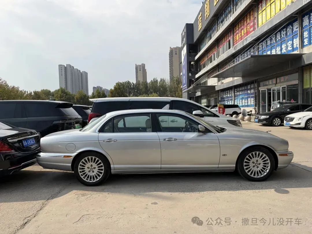 当德系对手把豪华写成冷冰冰的参数试卷时:AJV6六缸捷豹XJ6却把244匹酿成泰晤士河畔深夜未散的雪茄余温与铝制长躯里苏醒的豹影低笑……-第6张图片-四季读书网