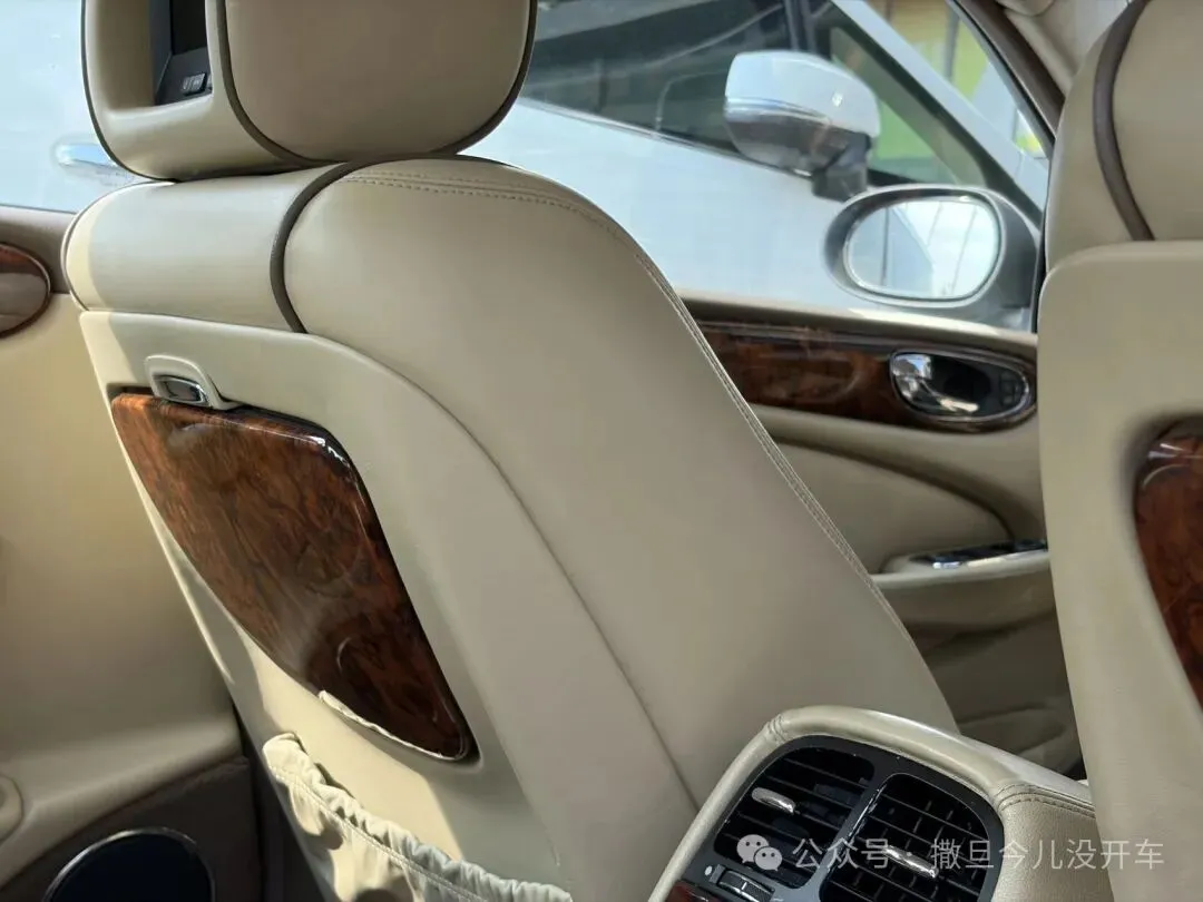 当德系对手把豪华写成冷冰冰的参数试卷时:AJV6六缸捷豹XJ6却把244匹酿成泰晤士河畔深夜未散的雪茄余温与铝制长躯里苏醒的豹影低笑……-第9张图片-四季读书网