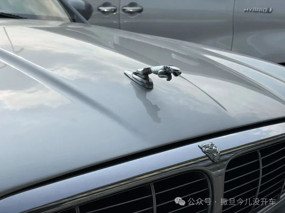 当德系对手把豪华写成冷冰冰的参数试卷时:AJV6六缸捷豹XJ6却把244匹酿成泰晤士河畔深夜未散的雪茄余温与铝制长躯里苏醒的豹影低笑……-第10张图片-四季读书网