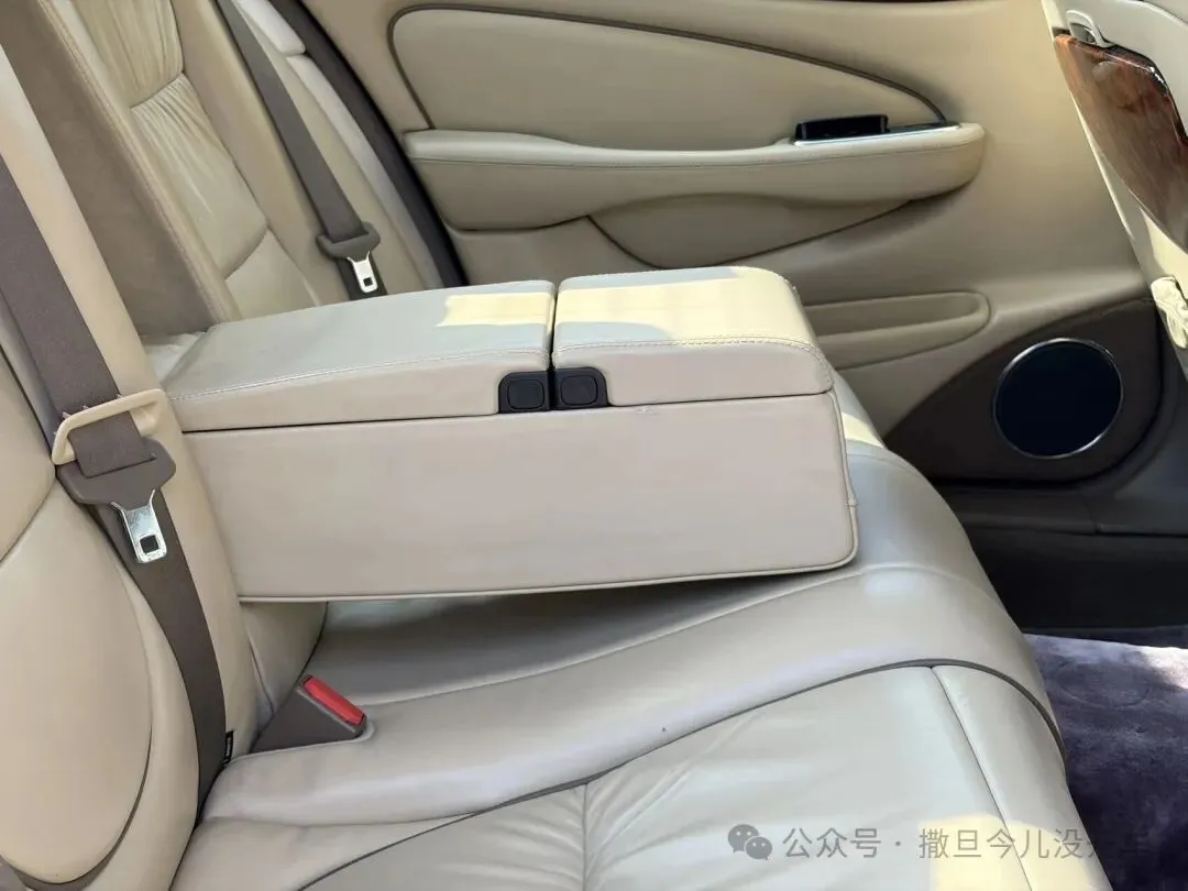 当德系对手把豪华写成冷冰冰的参数试卷时:AJV6六缸捷豹XJ6却把244匹酿成泰晤士河畔深夜未散的雪茄余温与铝制长躯里苏醒的豹影低笑……-第12张图片-四季读书网