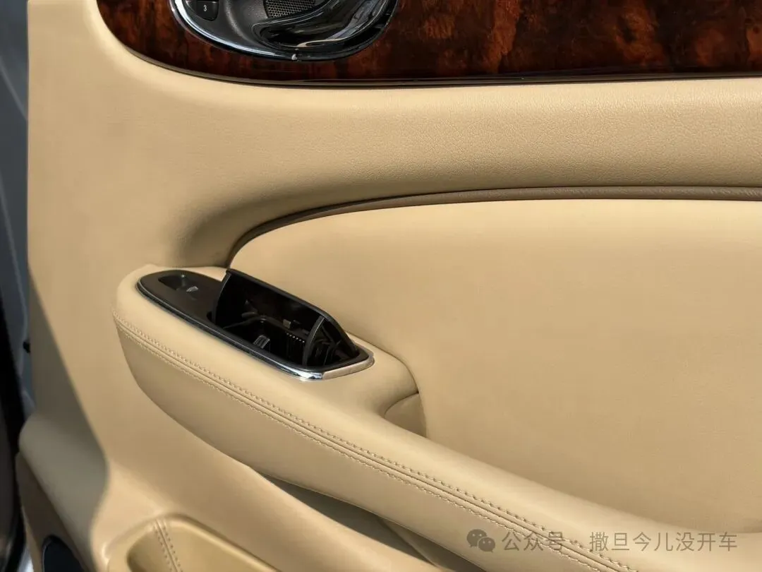 当德系对手把豪华写成冷冰冰的参数试卷时:AJV6六缸捷豹XJ6却把244匹酿成泰晤士河畔深夜未散的雪茄余温与铝制长躯里苏醒的豹影低笑……-第13张图片-四季读书网