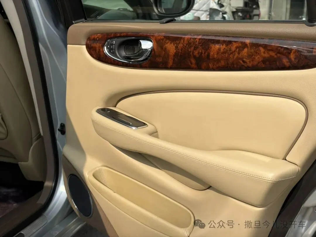 当德系对手把豪华写成冷冰冰的参数试卷时:AJV6六缸捷豹XJ6却把244匹酿成泰晤士河畔深夜未散的雪茄余温与铝制长躯里苏醒的豹影低笑……-第14张图片-四季读书网