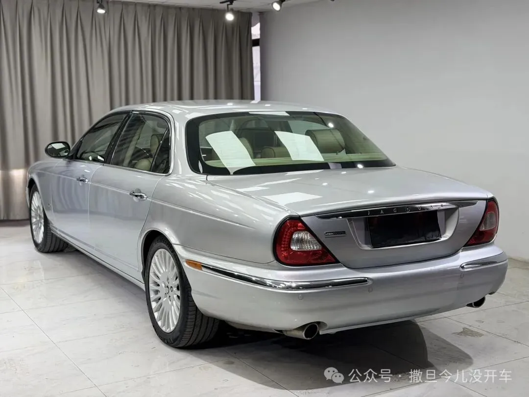 当德系对手把豪华写成冷冰冰的参数试卷时:AJV6六缸捷豹XJ6却把244匹酿成泰晤士河畔深夜未散的雪茄余温与铝制长躯里苏醒的豹影低笑……-第15张图片-四季读书网