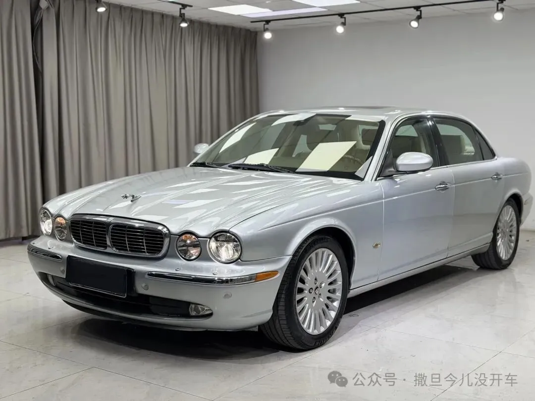 当德系对手把豪华写成冷冰冰的参数试卷时:AJV6六缸捷豹XJ6却把244匹酿成泰晤士河畔深夜未散的雪茄余温与铝制长躯里苏醒的豹影低笑……-第18张图片-四季读书网