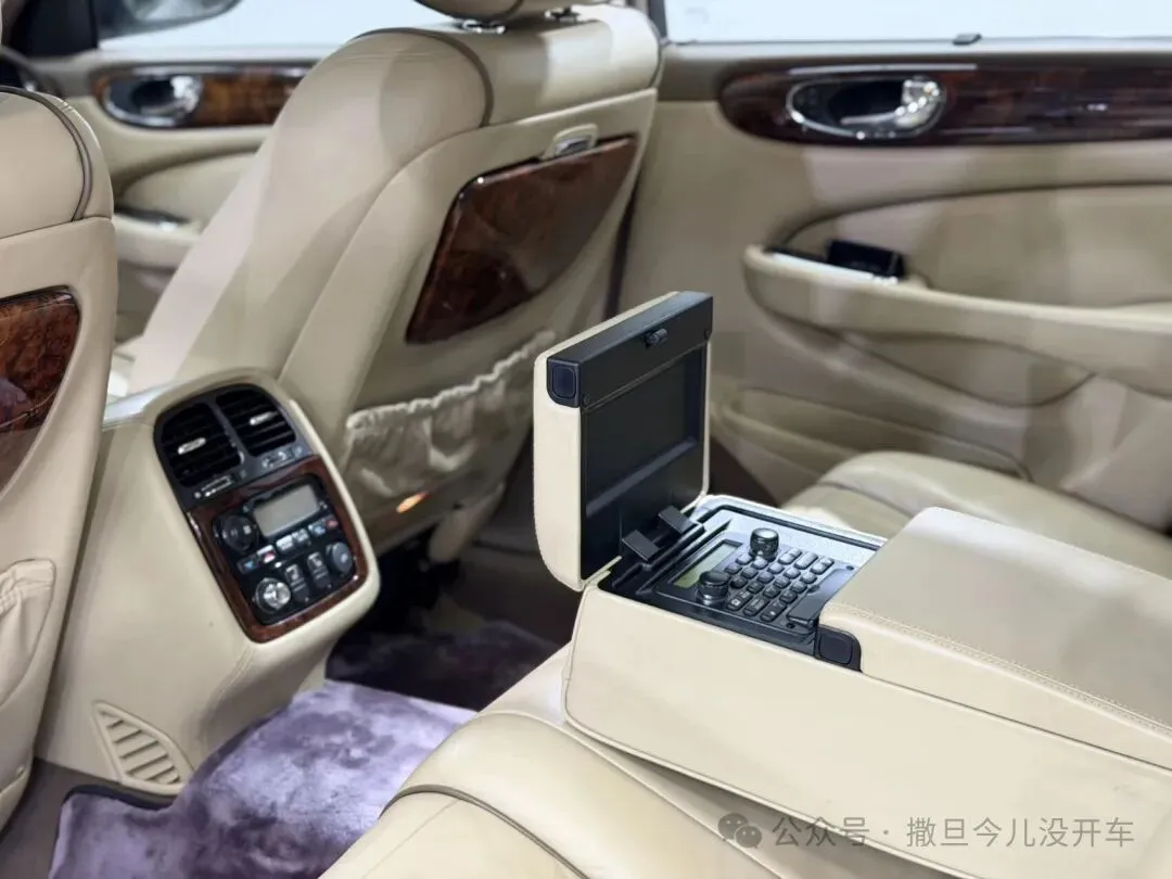 当德系对手把豪华写成冷冰冰的参数试卷时:AJV6六缸捷豹XJ6却把244匹酿成泰晤士河畔深夜未散的雪茄余温与铝制长躯里苏醒的豹影低笑……-第19张图片-四季读书网