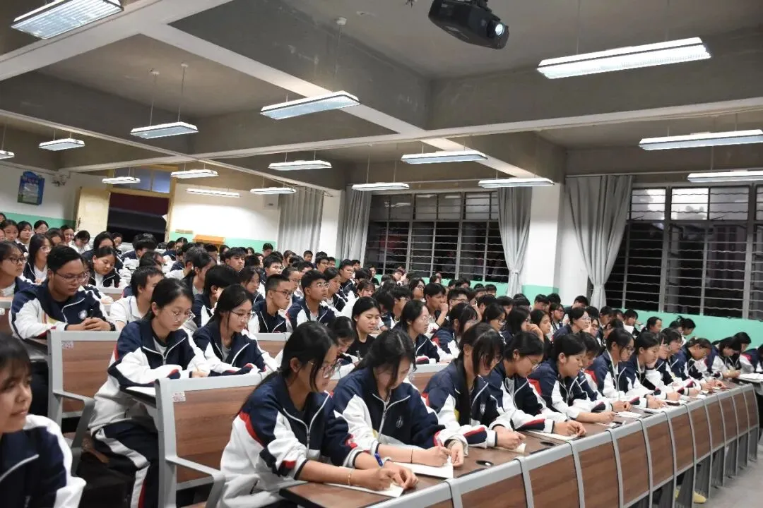[升学篇]宜良县第二中学举行2027年高考报名动员暨培训大会-第11张图片-四季读书网