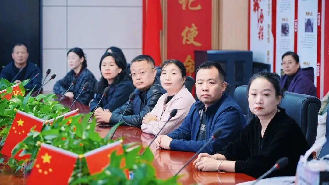 鸿臻|陪跑操、陪听课……高三家委会为高考冲刺保驾护航!-第3张图片-四季读书网