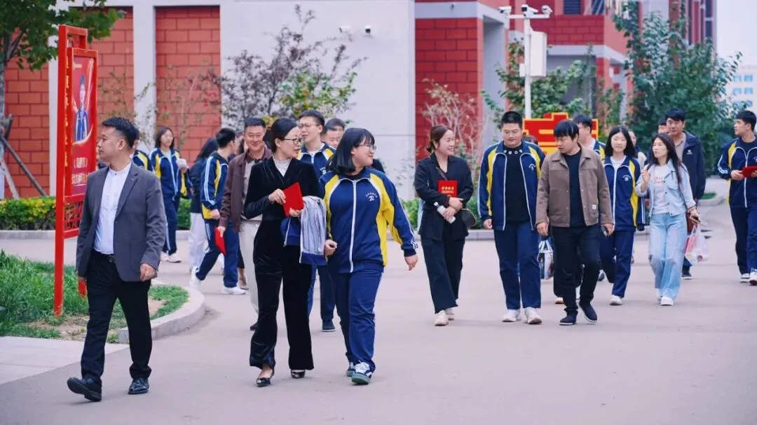 鸿臻|陪跑操、陪听课……高三家委会为高考冲刺保驾护航!-第8张图片-四季读书网