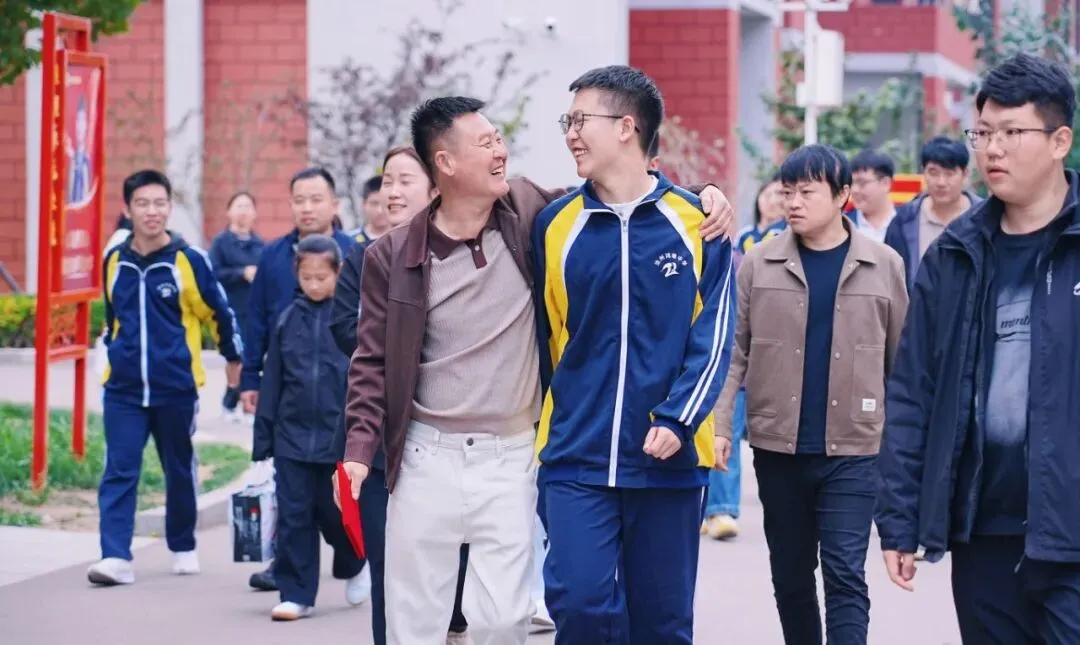鸿臻|陪跑操、陪听课……高三家委会为高考冲刺保驾护航!-第9张图片-四季读书网