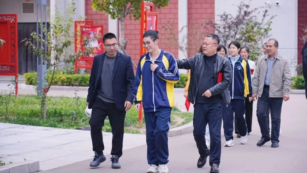 鸿臻|陪跑操、陪听课……高三家委会为高考冲刺保驾护航!-第10张图片-四季读书网