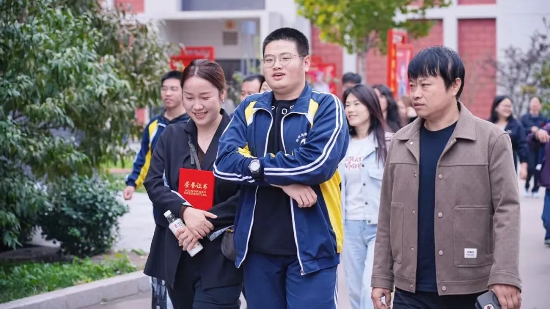 鸿臻|陪跑操、陪听课……高三家委会为高考冲刺保驾护航!-第11张图片-四季读书网