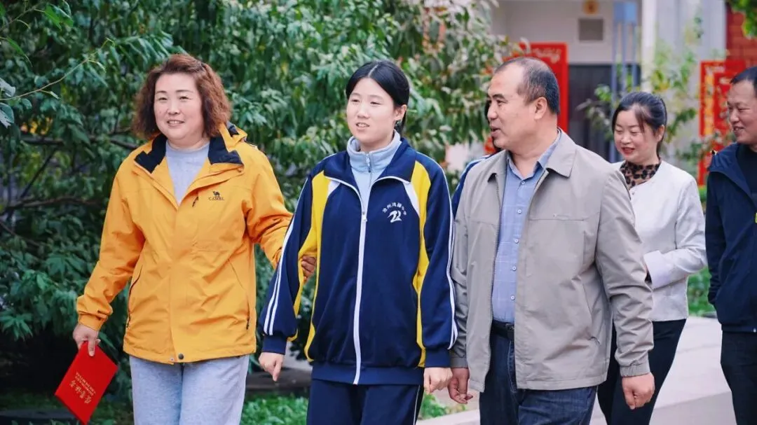 鸿臻|陪跑操、陪听课……高三家委会为高考冲刺保驾护航!-第12张图片-四季读书网