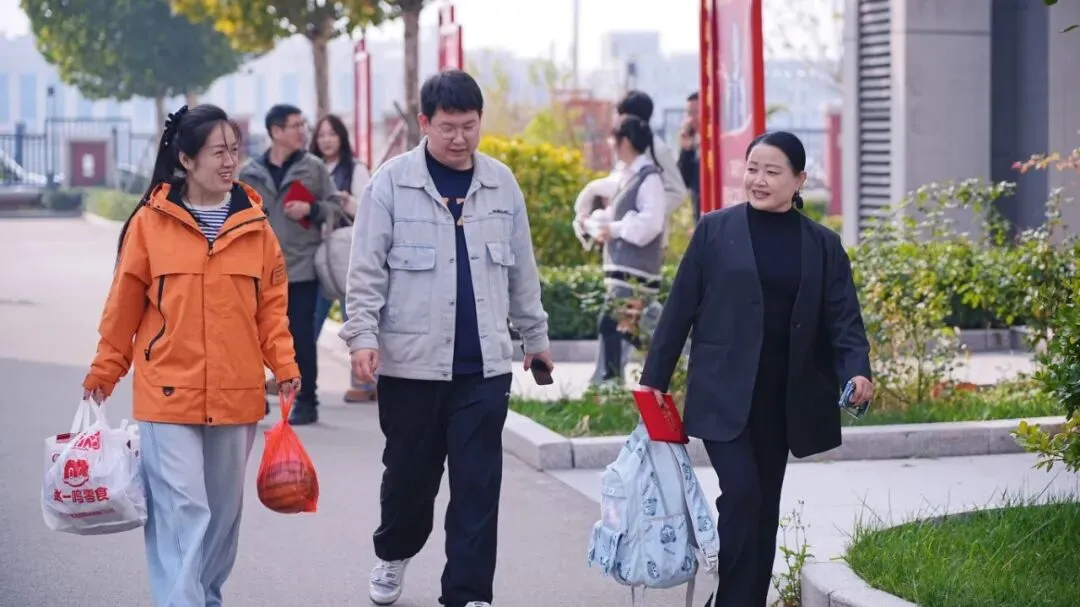 鸿臻|陪跑操、陪听课……高三家委会为高考冲刺保驾护航!-第14张图片-四季读书网
