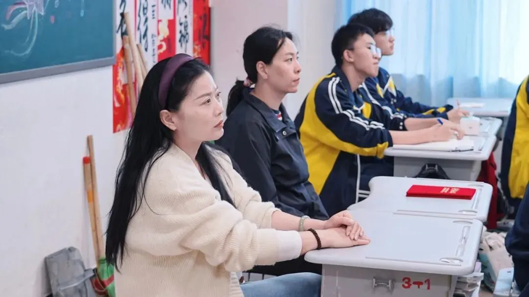 鸿臻|陪跑操、陪听课……高三家委会为高考冲刺保驾护航!-第21张图片-四季读书网