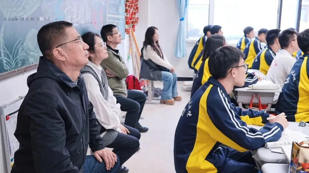 鸿臻|陪跑操、陪听课……高三家委会为高考冲刺保驾护航!-第22张图片-四季读书网