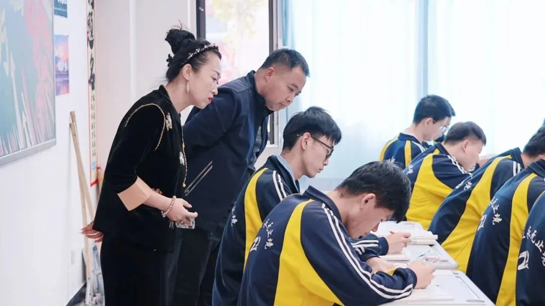 鸿臻|陪跑操、陪听课……高三家委会为高考冲刺保驾护航!-第24张图片-四季读书网