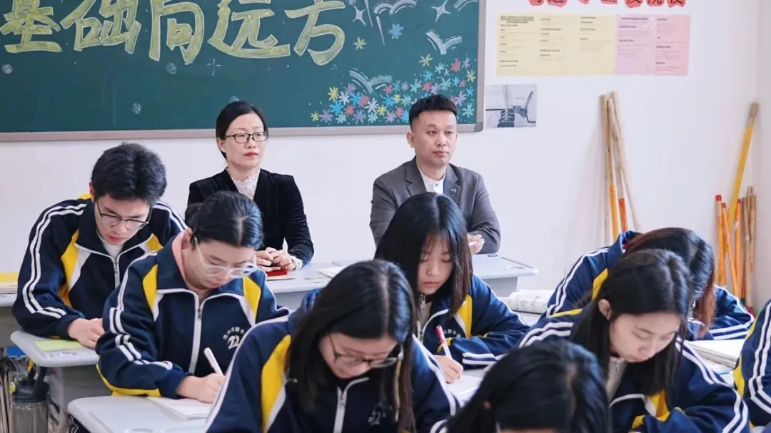 鸿臻|陪跑操、陪听课……高三家委会为高考冲刺保驾护航!-第25张图片-四季读书网
