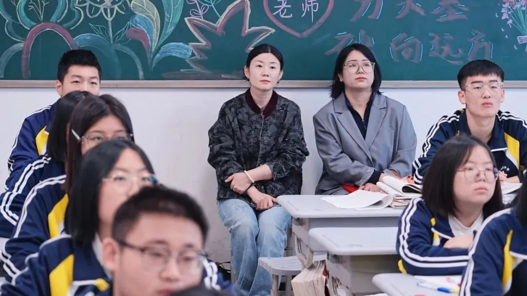 鸿臻|陪跑操、陪听课……高三家委会为高考冲刺保驾护航!-第28张图片-四季读书网