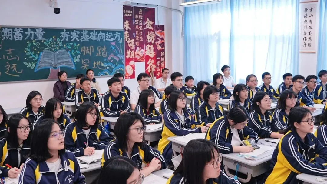 鸿臻|陪跑操、陪听课……高三家委会为高考冲刺保驾护航!-第29张图片-四季读书网