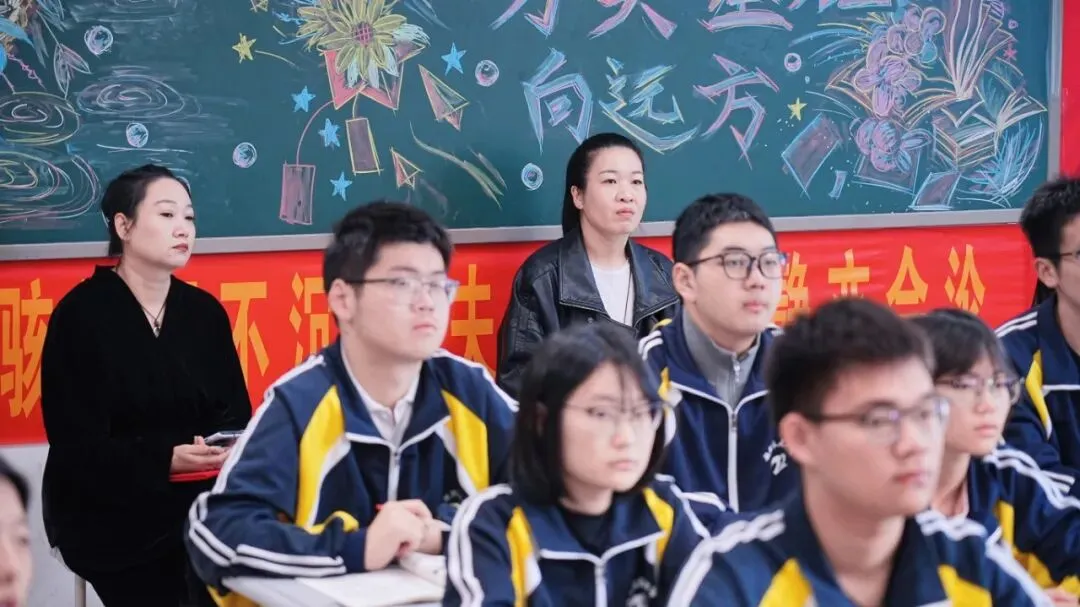 鸿臻|陪跑操、陪听课……高三家委会为高考冲刺保驾护航!-第30张图片-四季读书网