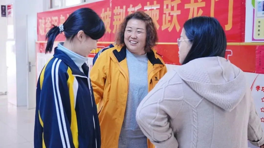 鸿臻|陪跑操、陪听课……高三家委会为高考冲刺保驾护航!-第33张图片-四季读书网