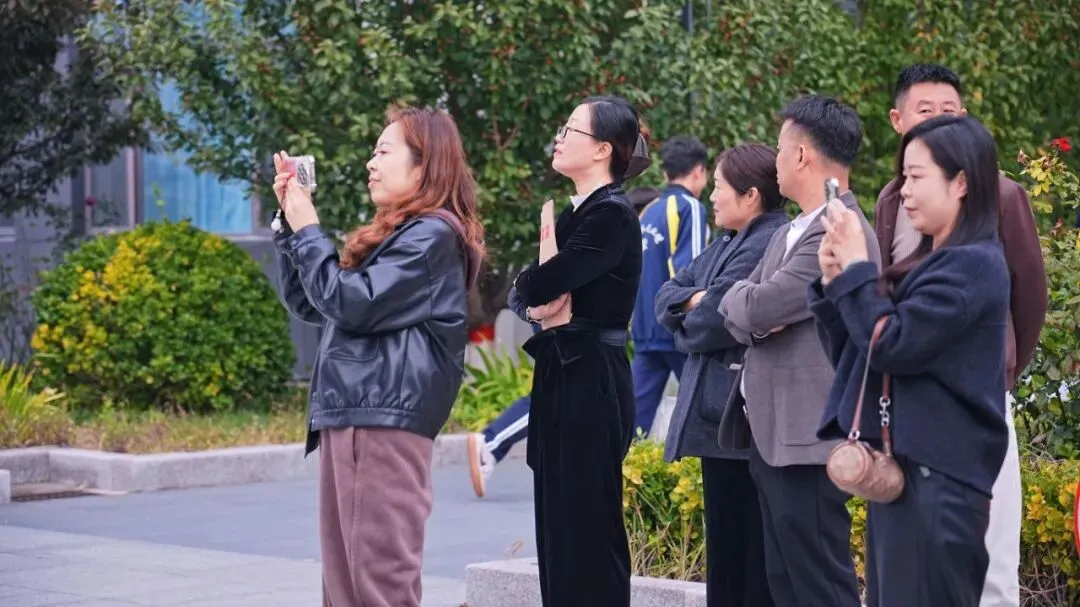 鸿臻|陪跑操、陪听课……高三家委会为高考冲刺保驾护航!-第39张图片-四季读书网