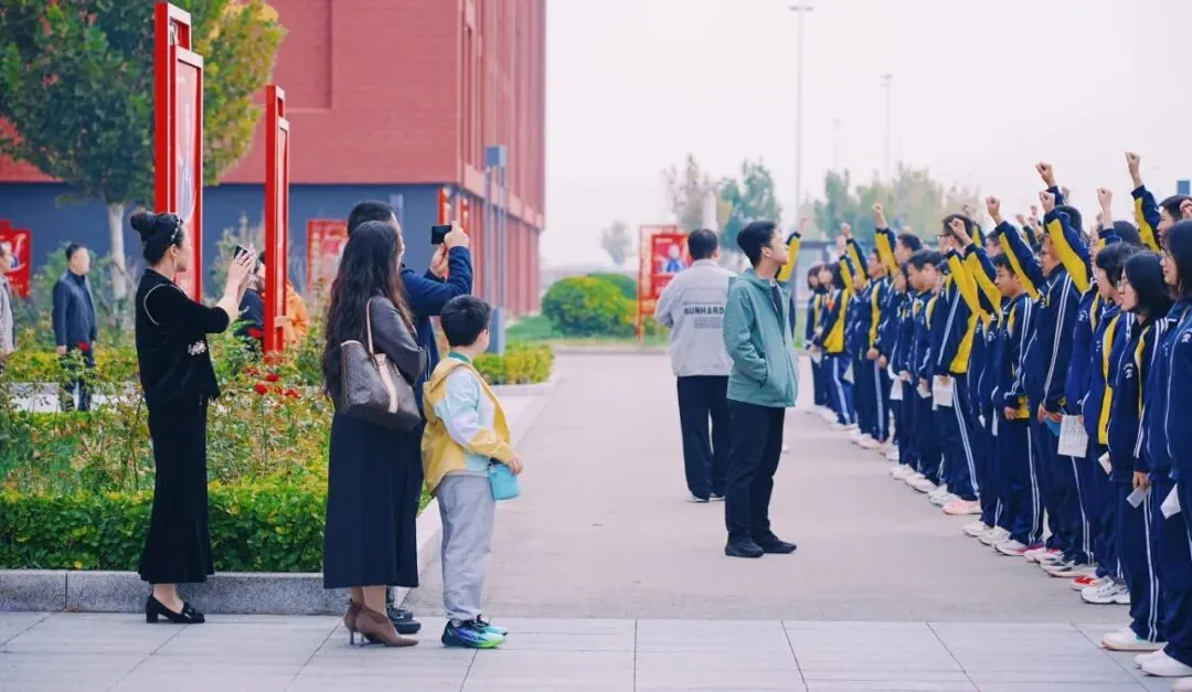 鸿臻|陪跑操、陪听课……高三家委会为高考冲刺保驾护航!-第40张图片-四季读书网