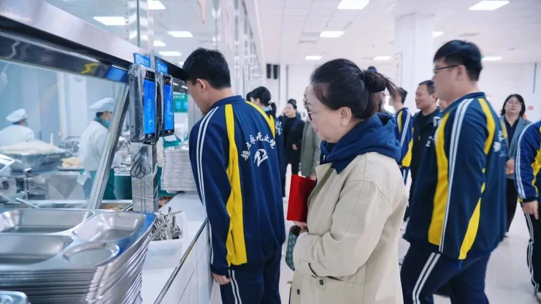 鸿臻|陪跑操、陪听课……高三家委会为高考冲刺保驾护航!-第44张图片-四季读书网