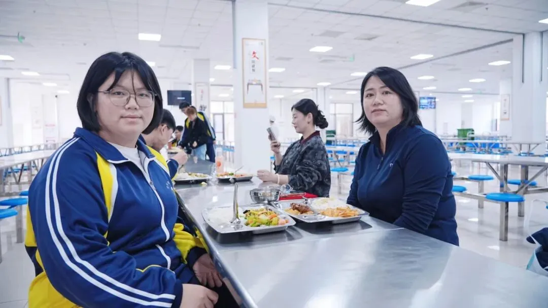 鸿臻|陪跑操、陪听课……高三家委会为高考冲刺保驾护航!-第56张图片-四季读书网