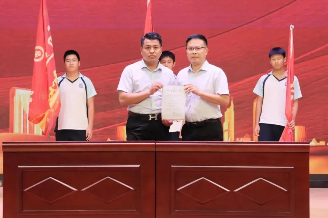 以考明志定目标,凝心聚力赢中考——肇庆华赋初三年级阶段性学科素养总结表彰暨目标签订大会圆满举行-第31张图片-四季读书网 以考明志定目标,凝心聚力赢中考——肇庆华赋初三年级阶段性学科素养总结表彰暨目标签订大会圆满举行-第31张图片-四季读书网