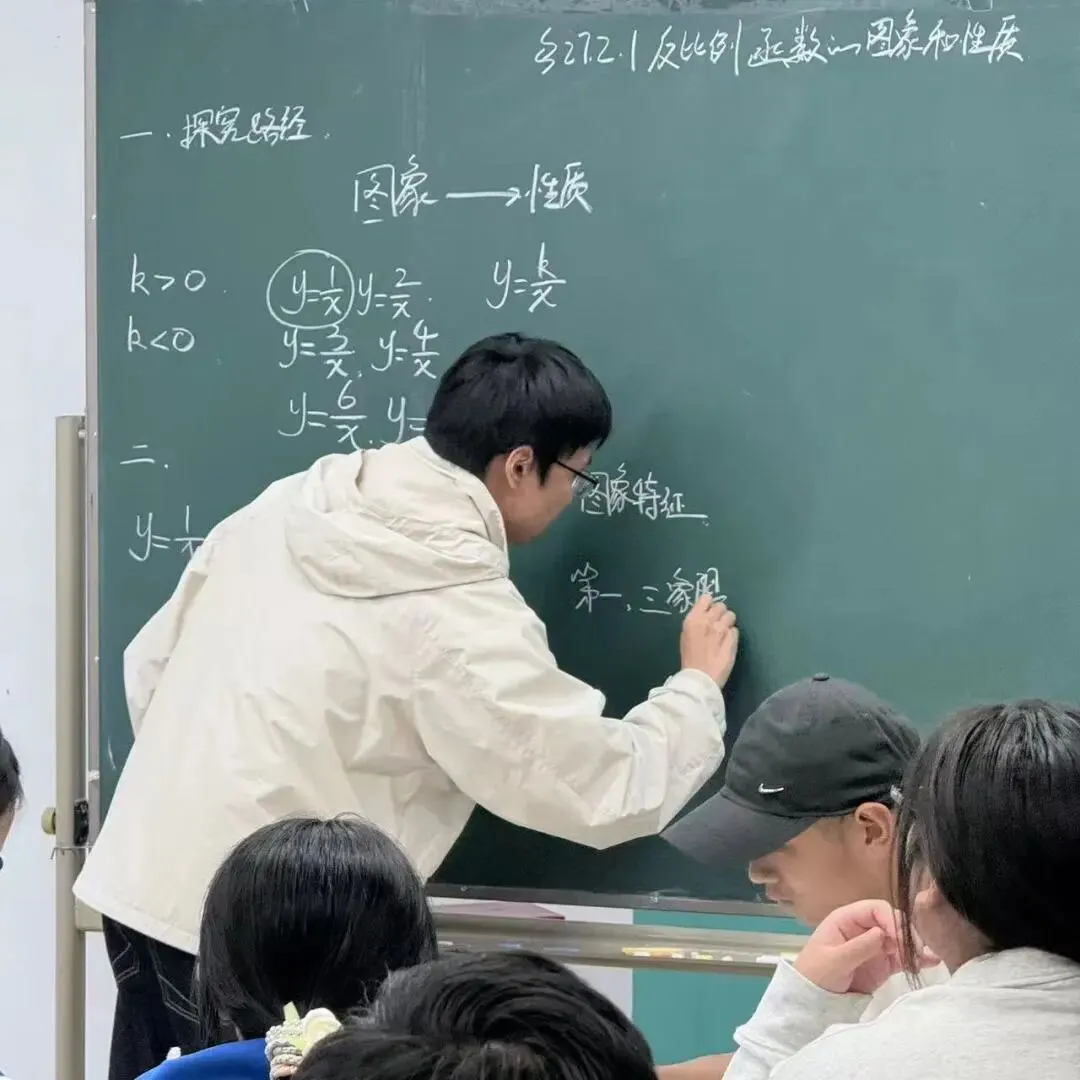 【擎旗聚宽·知行-问辩课堂】初三年级教学开放周活动顺利举办-第15张图片-四季读书网 【擎旗聚宽·知行-问辩课堂】初三年级教学开放周活动顺利举办-第15张图片-四季读书网