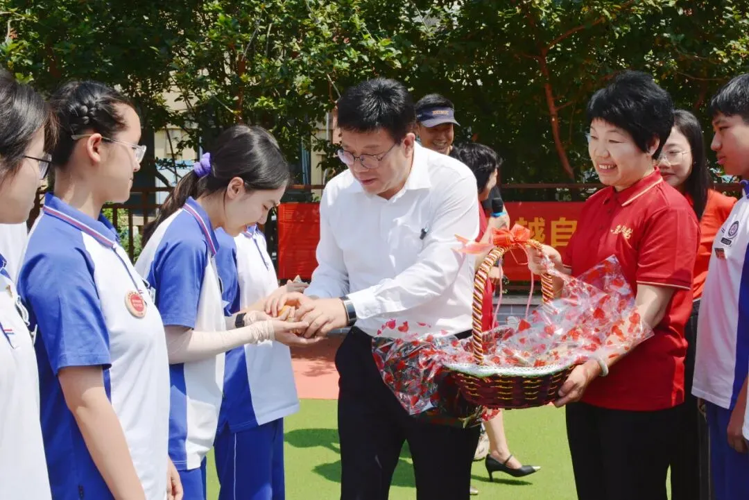 倾心寄语燃斗志·中考逐梦绽荣光 | 王鲁刚董事长亲临市北国开,鼓士气、送祝福-第29张图片-四季读书网 倾心寄语燃斗志·中考逐梦绽荣光 | 王鲁刚董事长亲临市北国开,鼓士气、送祝福-第29张图片-四季读书网