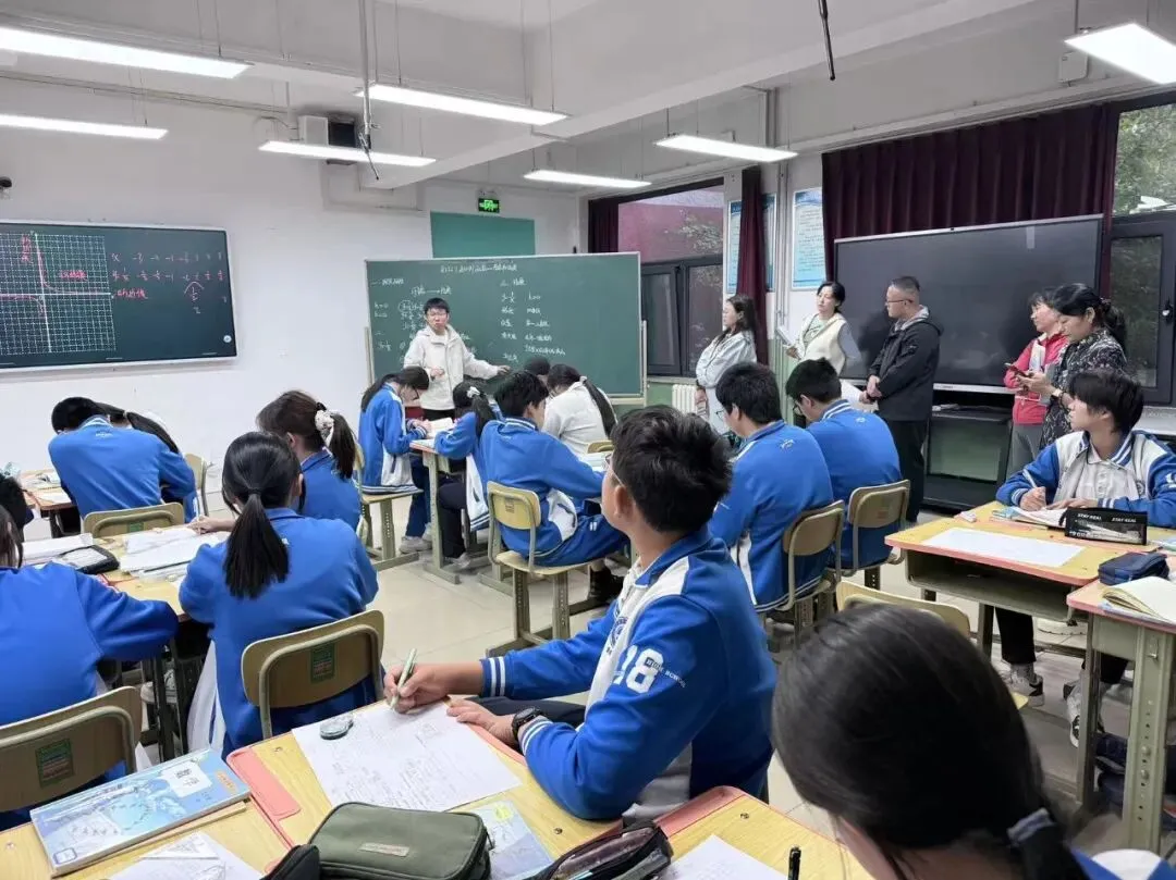 【擎旗聚宽·知行-问辩课堂】初三年级教学开放周活动顺利举办-第20张图片-四季读书网 【擎旗聚宽·知行-问辩课堂】初三年级教学开放周活动顺利举办-第20张图片-四季读书网