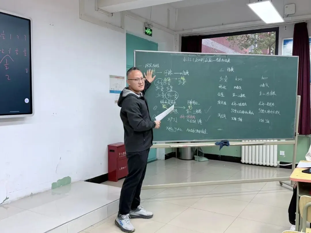 【擎旗聚宽·知行-问辩课堂】初三年级教学开放周活动顺利举办-第30张图片-四季读书网 【擎旗聚宽·知行-问辩课堂】初三年级教学开放周活动顺利举办-第30张图片-四季读书网