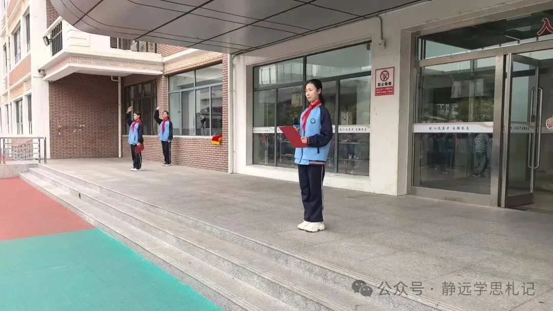初二(14)班主持升旗仪式-第1张图片-四季读书网